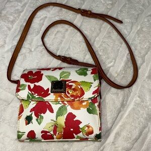 Pretty floral Dooney & Bourke crossbody bag!🌹🌼👜
